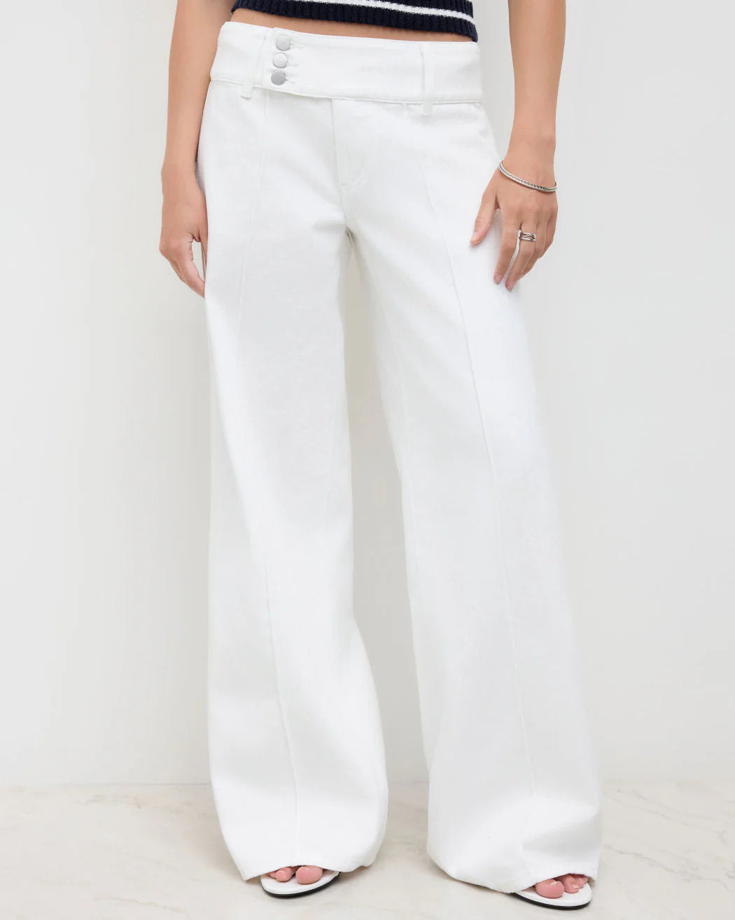 Wide-Leg Sculpting Denim 👖✨